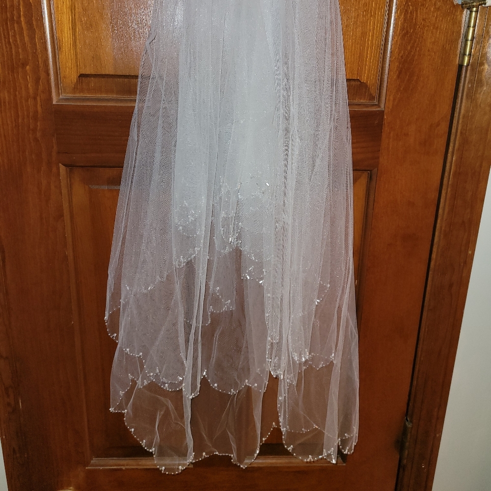 "David's Bridal" Ivory 2-Tier Scalloped Beaded Fingertip Veil